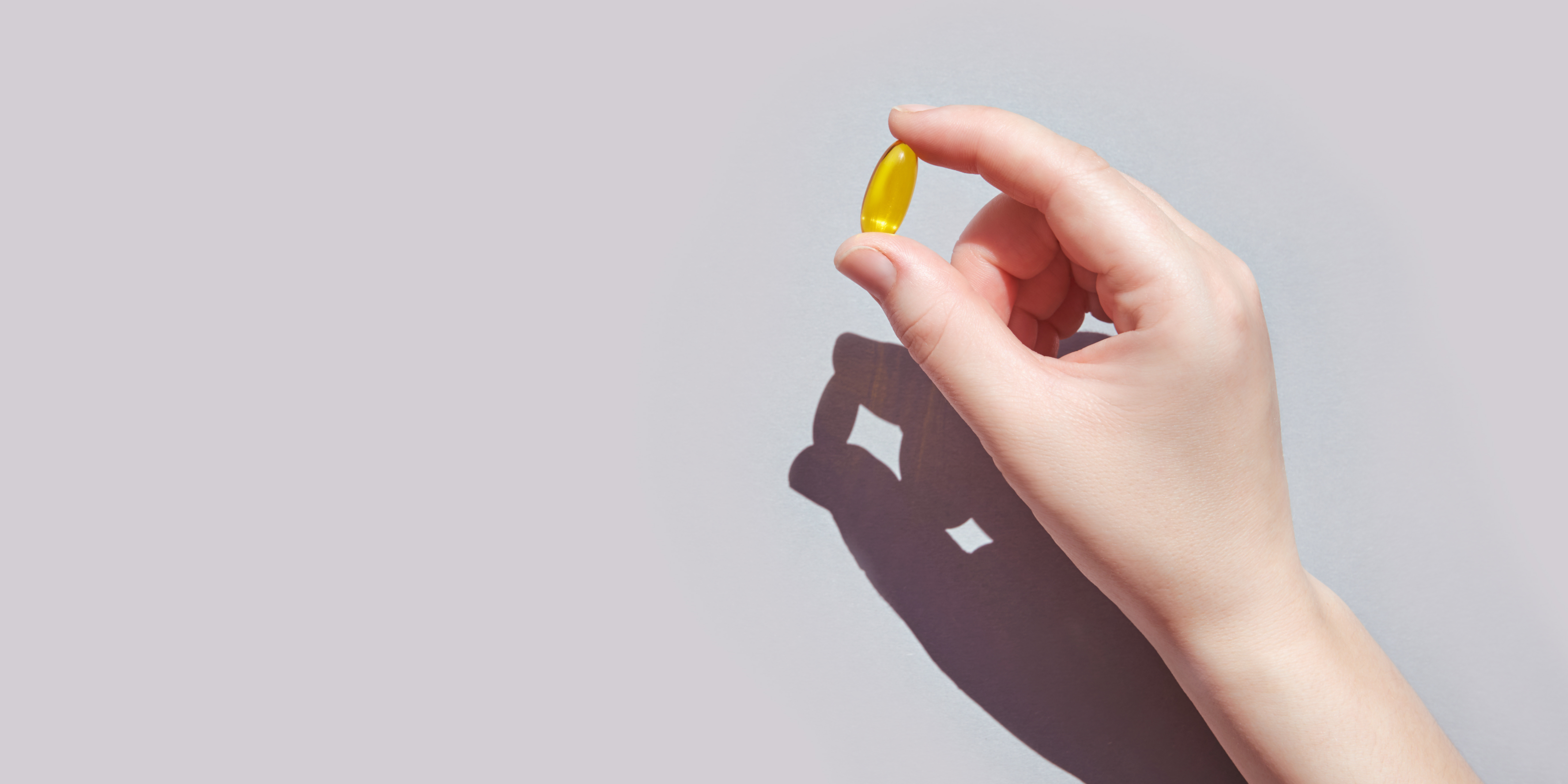 mano con vitaminas y suplementos