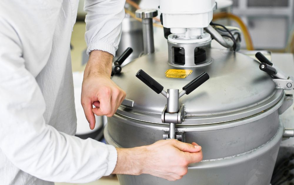 persona cerrando maquina 