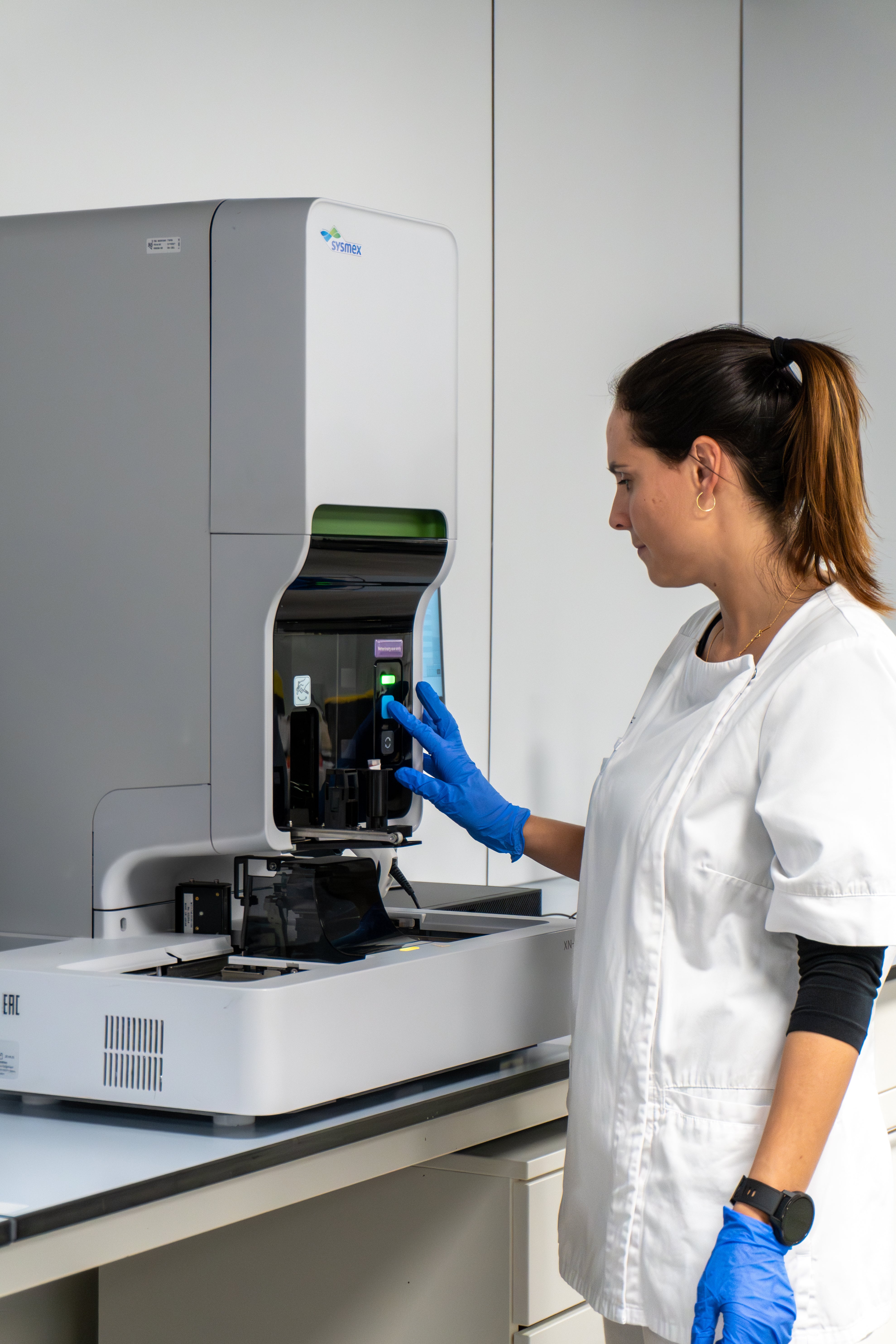 veterinaria con una maquina de analisis