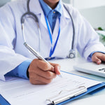 manos doctora escribiendo forma escribiendo teclado portatil portada ets hombre