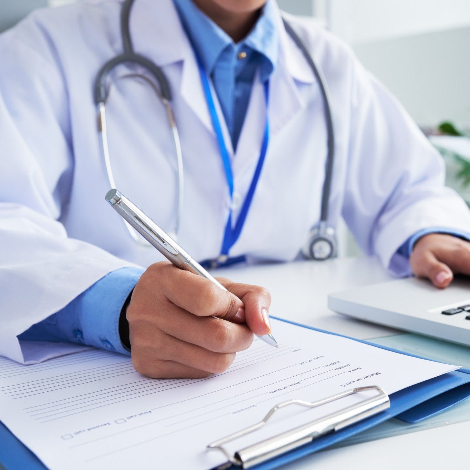 manos doctora escribiendo forma escribiendo teclado portatil portada ets hombre