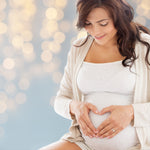 mujer embarazada sonriente tocando vientre portada TPNI casos especiales