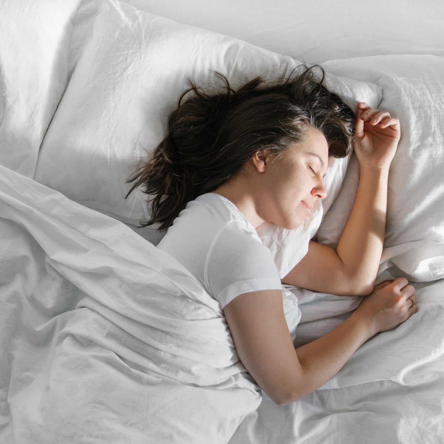 mujer joven durmiendo cama blanca portada test sueño